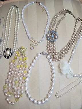 8 PAIRS OF VINTAGE FAUX PEARLS ALL IN EXCELLENT CONDITION KEEP OR RESELL